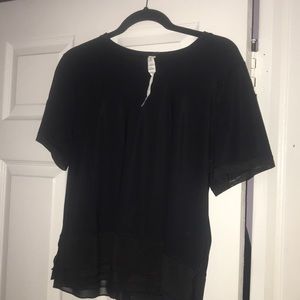 Lululemon short sleeve size 10 ruffle bottom shirt
